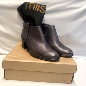 NWOT Miista pewter metallic ankle booties